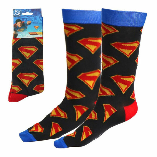 Mörkgrå strumpor dekorerade med röd-gula Superman-logotyper och blå detaljer vid tå och häl.