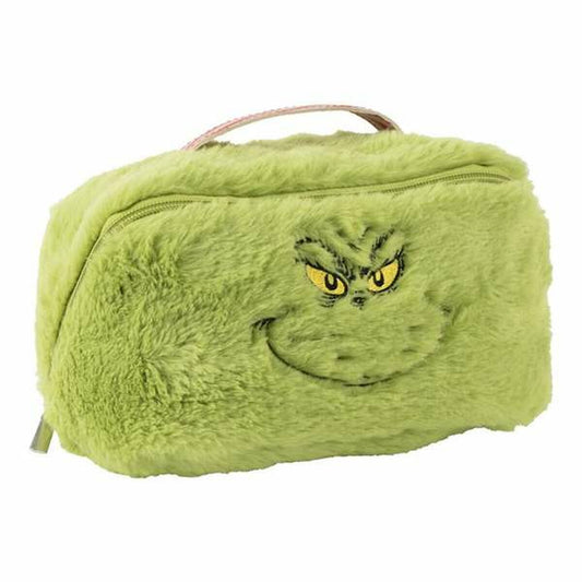 En fluffig, ljusgrön necessär formad som Grinchs ansikte med ett hånfullt leende och gula ögon broderade på framsidan, med ett bärhandtag upptill.