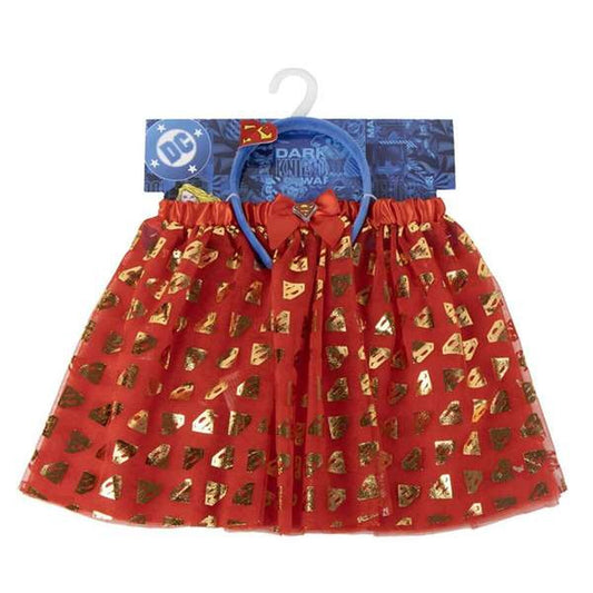 Ett utklädnadsset bestående av en röd tyllkjol med guldiga logotyper och ett blått diadem med en röd rosett.