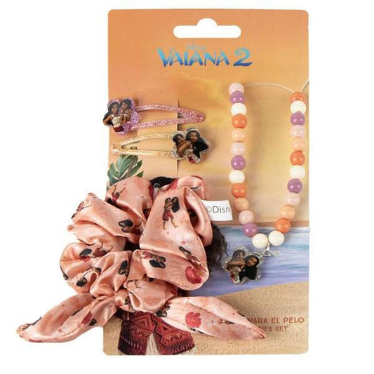 Ett set med en persikofärgad mönstrad scrunchie, två glittriga hårspännen och ett halsband med färgglada pärlor.