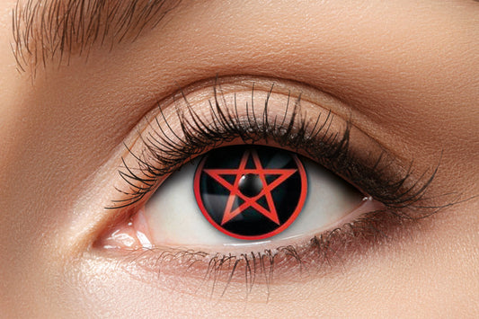 Ett öga som bär svarta Halloweenlinser med rött pentagram