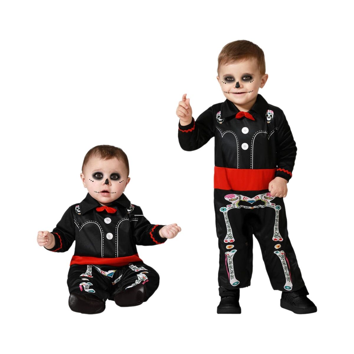 Två små barn, ett spädbarn som sitter och ett lite äldre barn som står, iklädda identiska svarta maskeraddräkter med färgglada skelettmönster och röda midjeband, designade i Mariachi-stil.