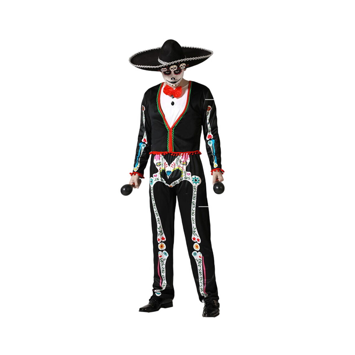 En vuxen man klädd i en mexikansk skelettdräkt med en stor sombrero och maracas i händerna.