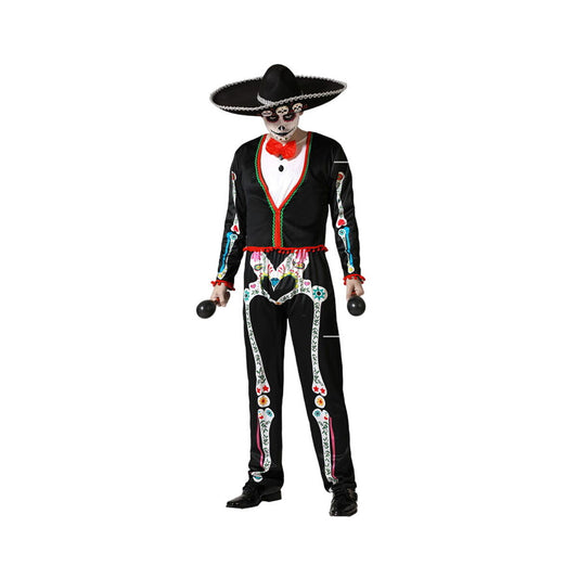 En vuxen man klädd i en mexikansk skelettdräkt med en stor sombrero och maracas i händerna.