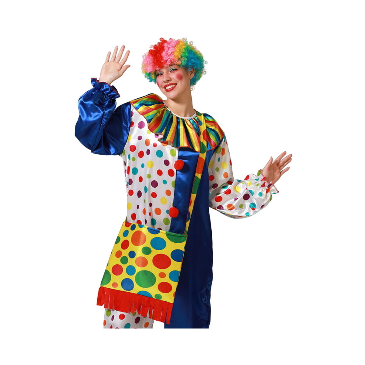 En kvinna vinkar glatt medan hon bär en färgglad clowndräkt med vit bas täckt av flerfärgade prickar, blåa satinärmar och en regnbågsfärgad peruk.