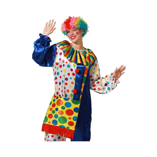 En kvinna vinkar glatt medan hon bär en färgglad clowndräkt med vit bas täckt av flerfärgade prickar, blåa satinärmar och en regnbågsfärgad peruk.