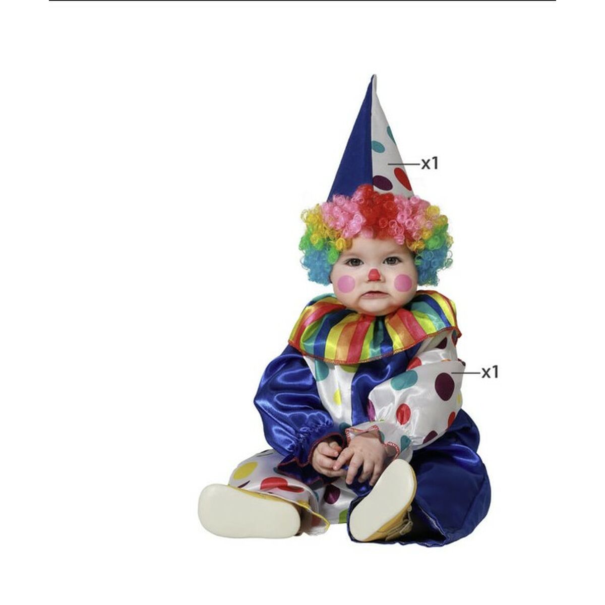 En söt bebis sitter i en färgglad blå och vit clowndräkt med prickar, en regnbågsfärgad peruk och en konformad hatt.