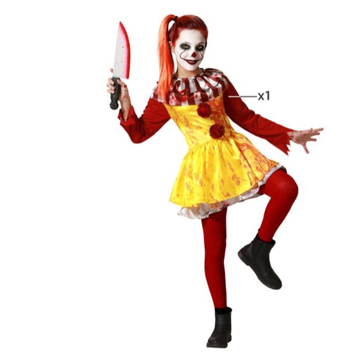 Ett barn klädd i en blodstänkt gul och röd clownmaskeraddräkt med smink och håller i en leksakskniv.