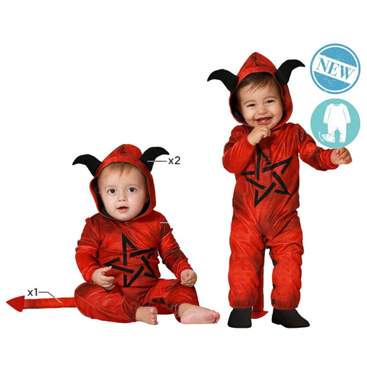 Två bilder på en baby i en röd, glansig demonmaskeraddräkt med huva, svarta horn och ett svart pentagramtryck på magen. Den ena bilden visar bebisen sitta, den andra står.