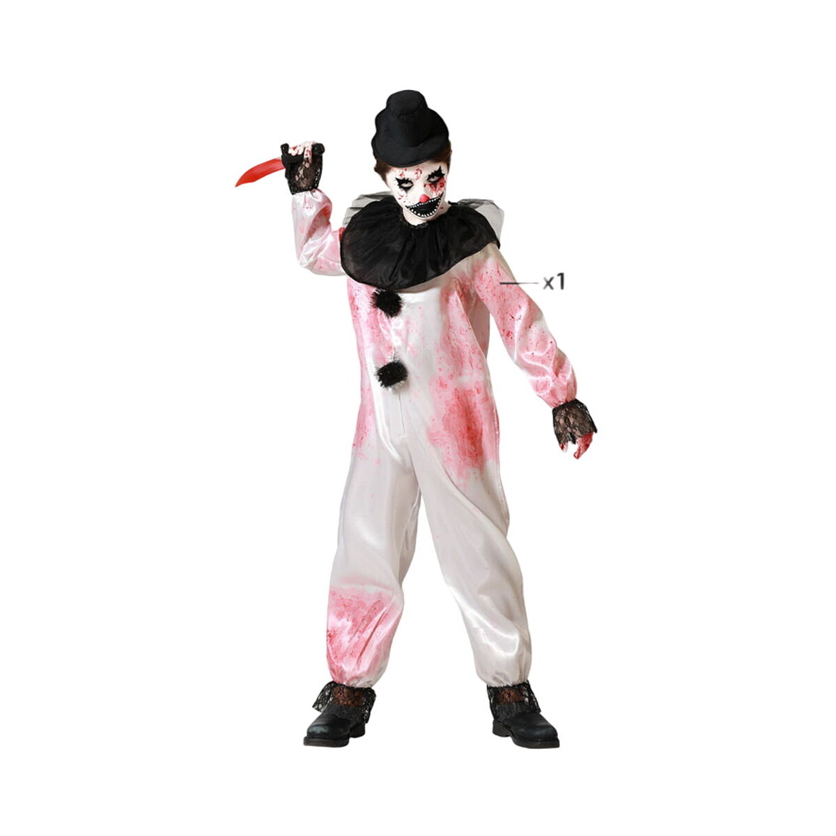 Ett barn i en vit och blodstänkt clownmaskeraddräkt med svart krage och svart hatt, håller en röd leksakskniv i handen.