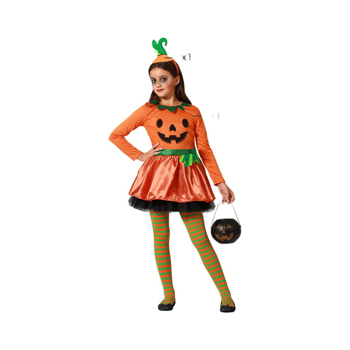Ett barn i en orange och grön maskeraddräkt som föreställer en glad pumpa, komplett med en matchande huvudbonad och randiga strumpbyxor.
