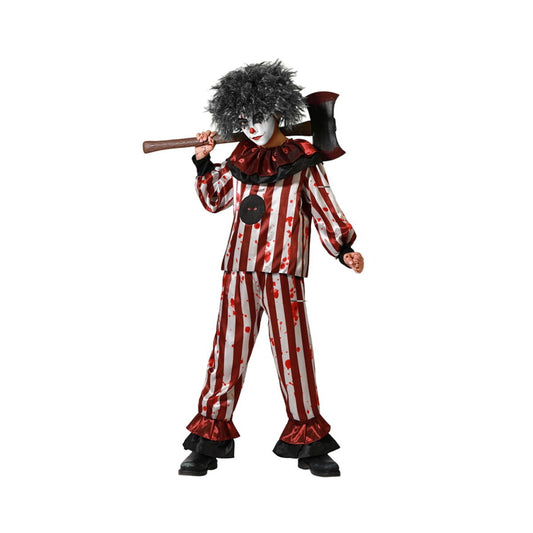 Ett barn klädd i en blodstänkta röd- och vitrandig clownmaskeraddräkt med en mörk peruk och en leksaksyxa över axeln.