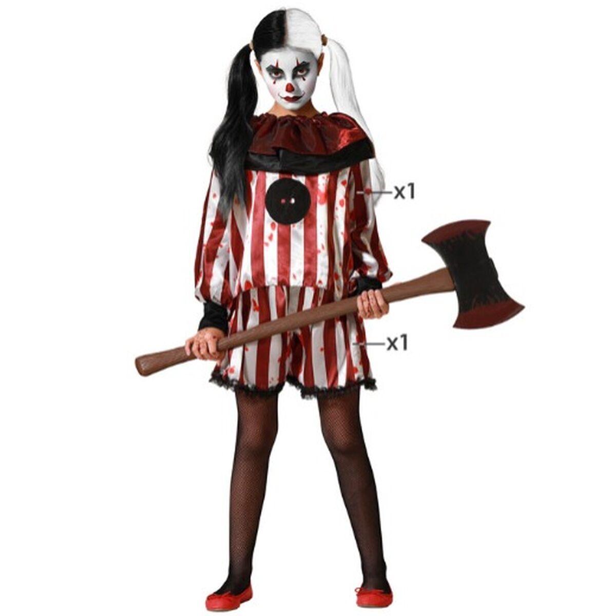 Ett barn klädd i en röd- och vitrandig skräck-clowndräkt med svart kråssjäl och tofsar, som håller i en stor, blodstänkt leksaksyxa.