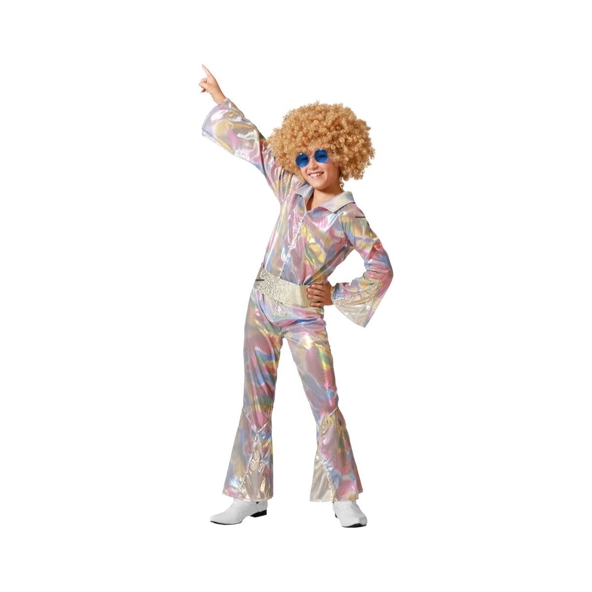 Ett barn i en glittrig disco-dräkt med utsvängda ärmar och byxben, med en afroperuk och blåa solglasögon, som pekar uppåt.