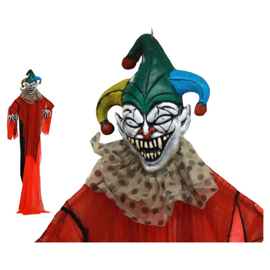 En hängande, gigantisk skräckdekoration föreställande en clown med ett vitmålat, tandfyllt ansikte och en grön, gul och blå tomteluva, klädd i en röd dräkt.