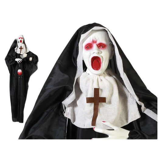 En närbild på en skräckinjagande halloween-dekoration föreställande en nunna med vitt ansikte, blodröda ögon och öppen mun, klädd i svart och vit dräkt med ett brunt kors.