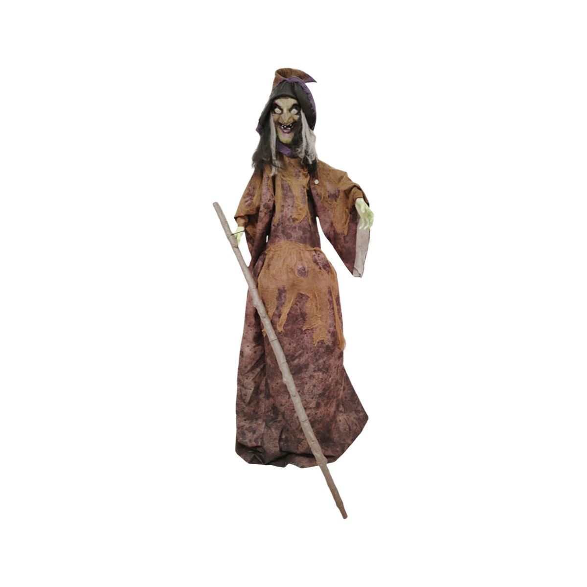 En skräckinjagande häxdocka med ett kusligt ansikte och en sliten klänning som håller i en träpinne.