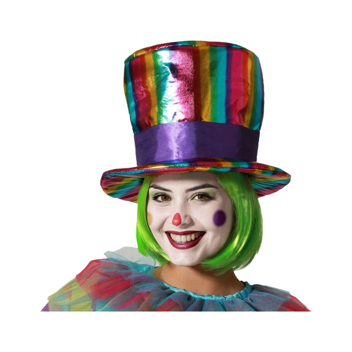 En person bär en hög, randig clownhatt i regnbågens färger med ett lila band runt.