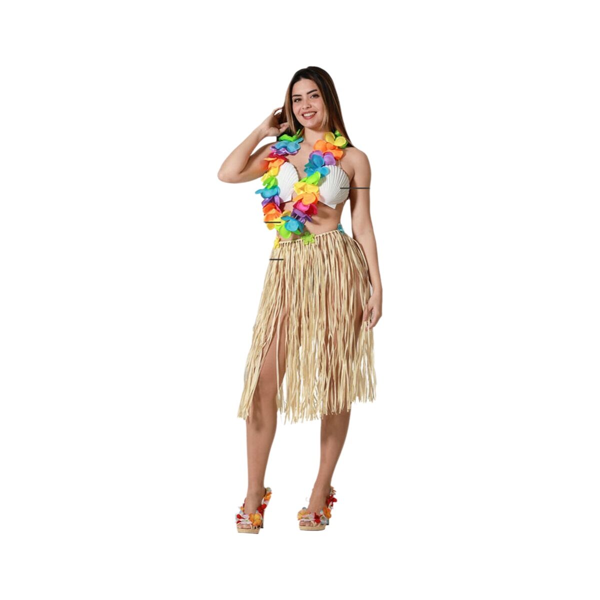 En kvinna klädd i en stråhätta och en färgglad hawaiiansk krans, poserar med ett leende.