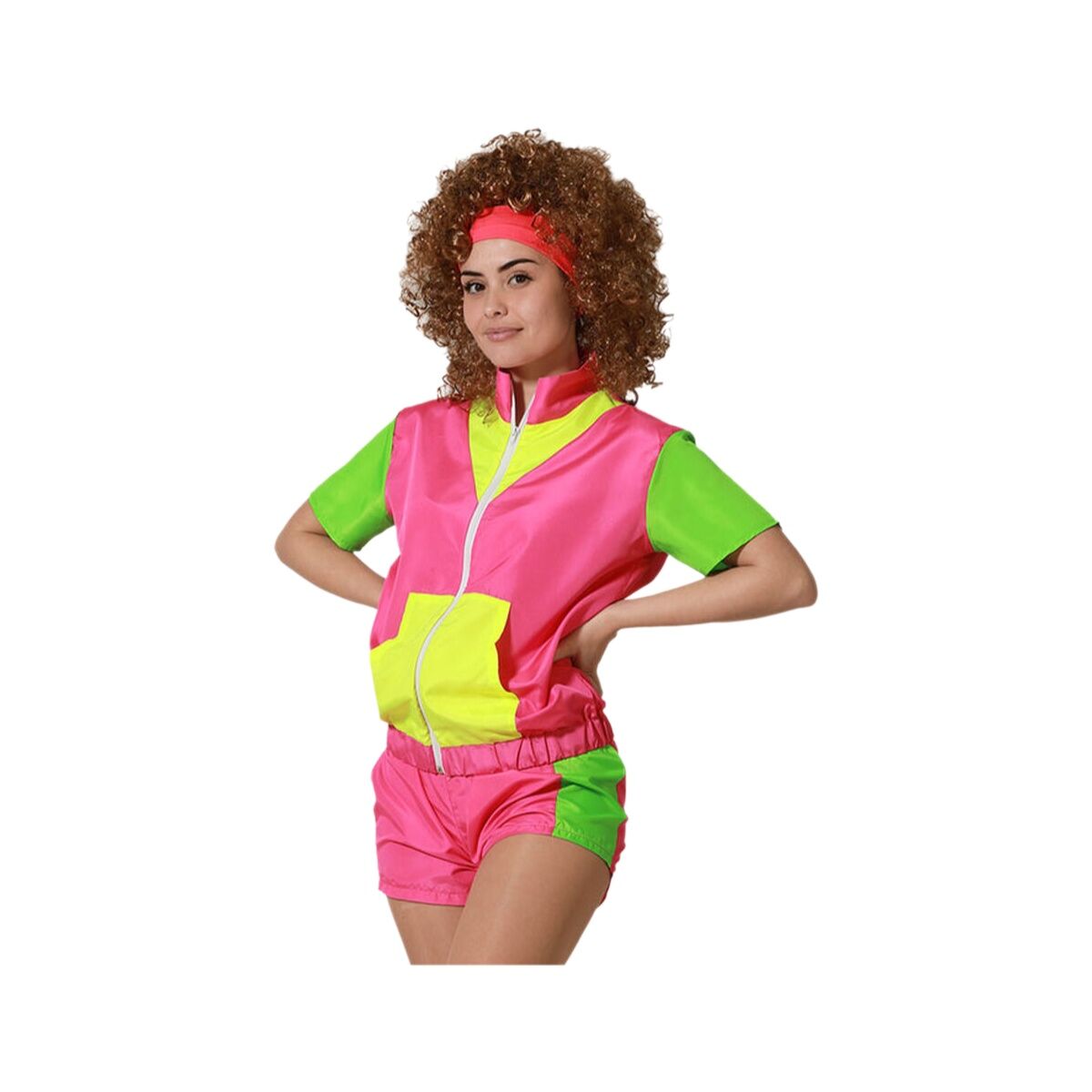 En kvinna i en färgstark träningsdräkt från 80-talet med rosa jacka, neongula fickor och neongröna ärmar, samt matchande rosa shorts.