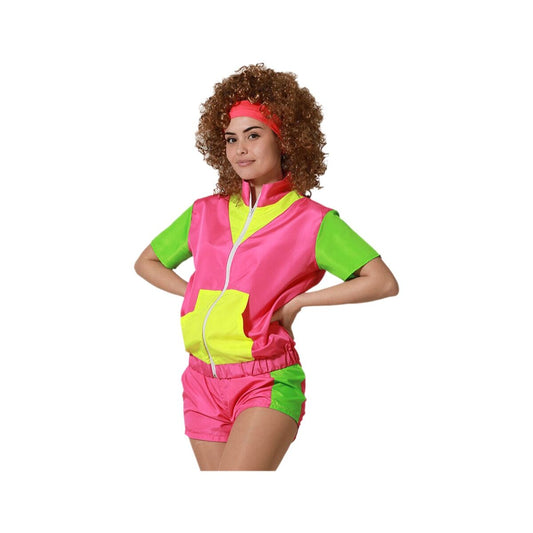 En kvinna i en färgstark träningsdräkt från 80-talet med rosa jacka, neongula fickor och neongröna ärmar, samt matchande rosa shorts.