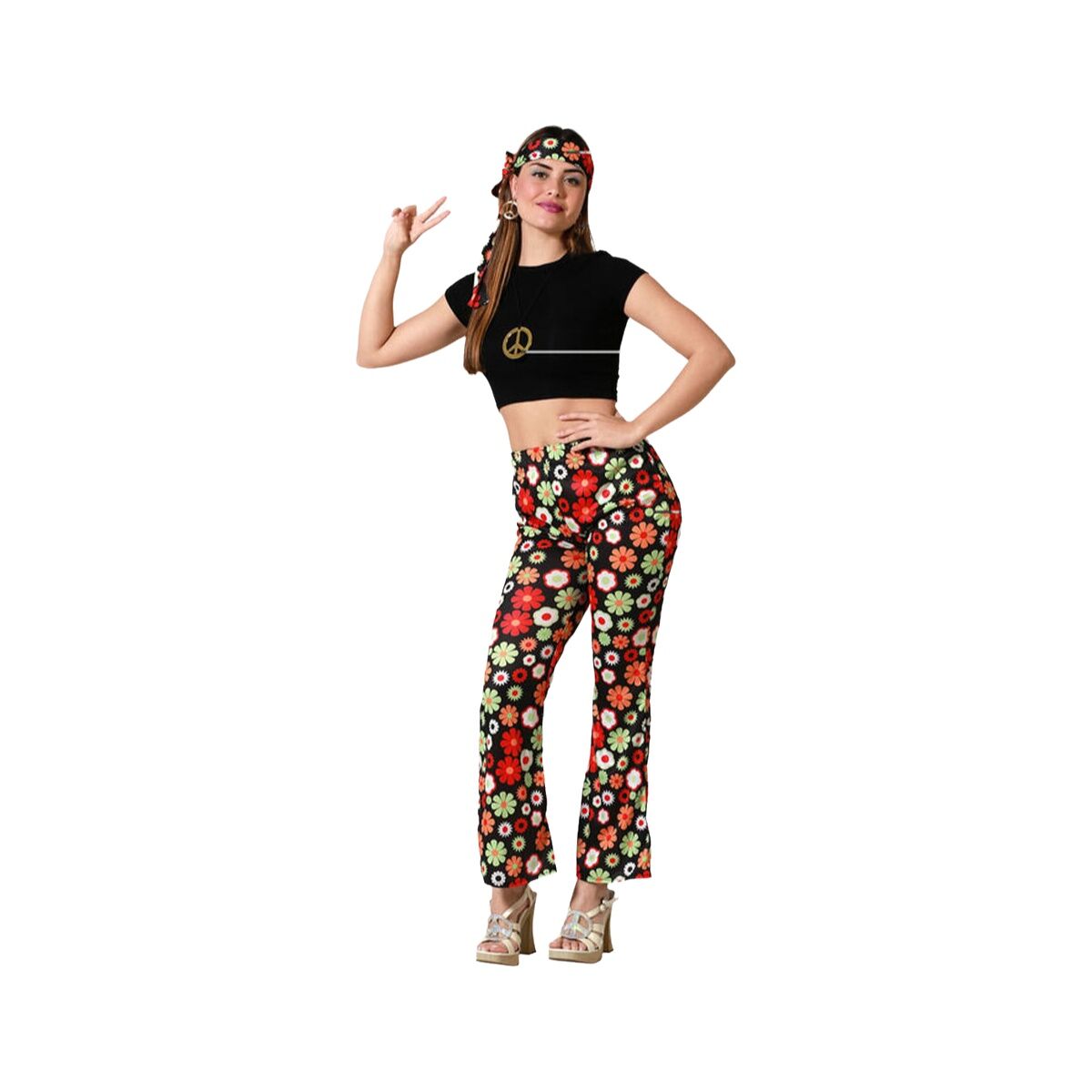 Kvinna i ett komplett 70-tals hippie-set med blommiga byxor, pannband och peace-smycken.