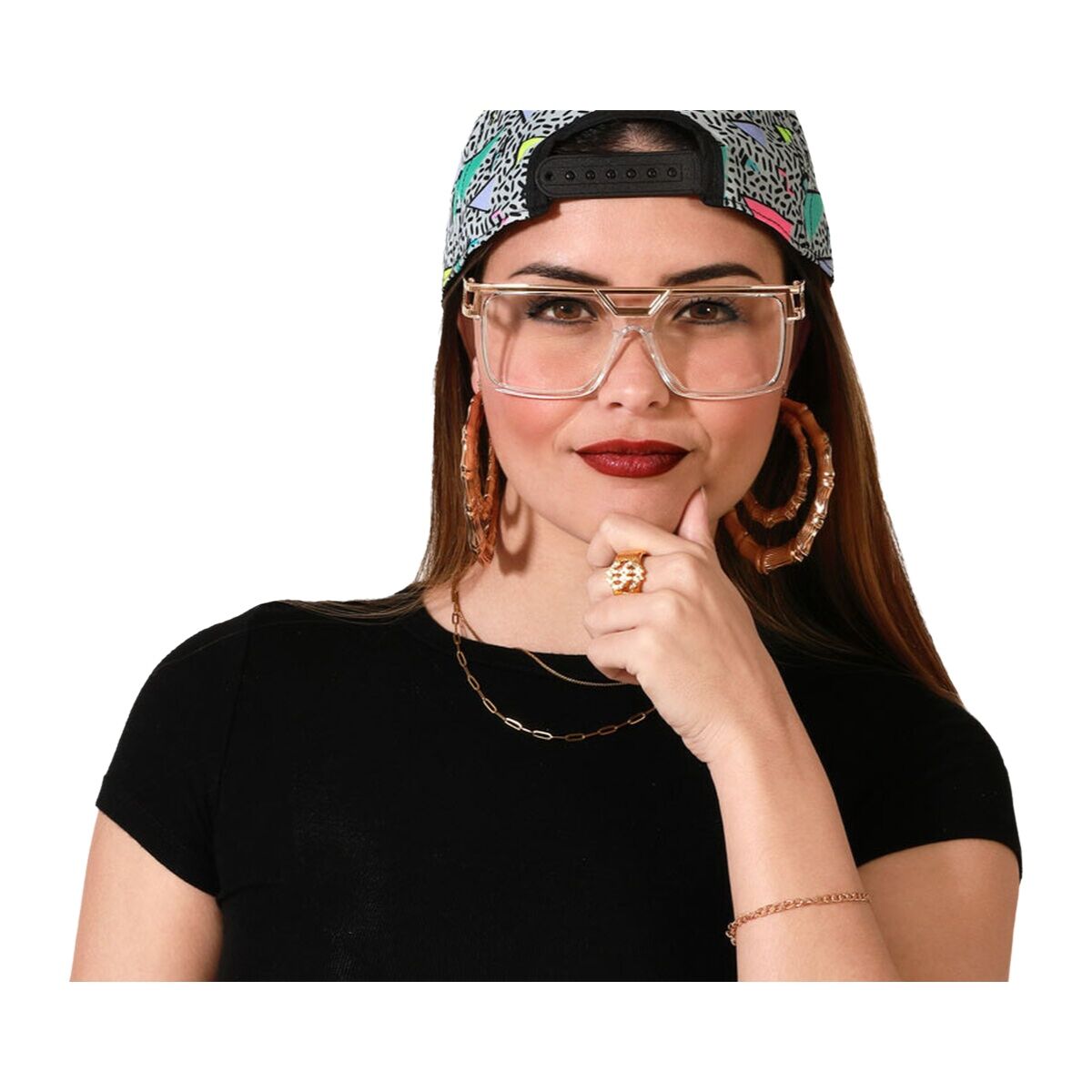 En kvinna poserar med en rap- och hiphop-maskeraddräkt, komplett med stora glasögon, örhängen och en keps.