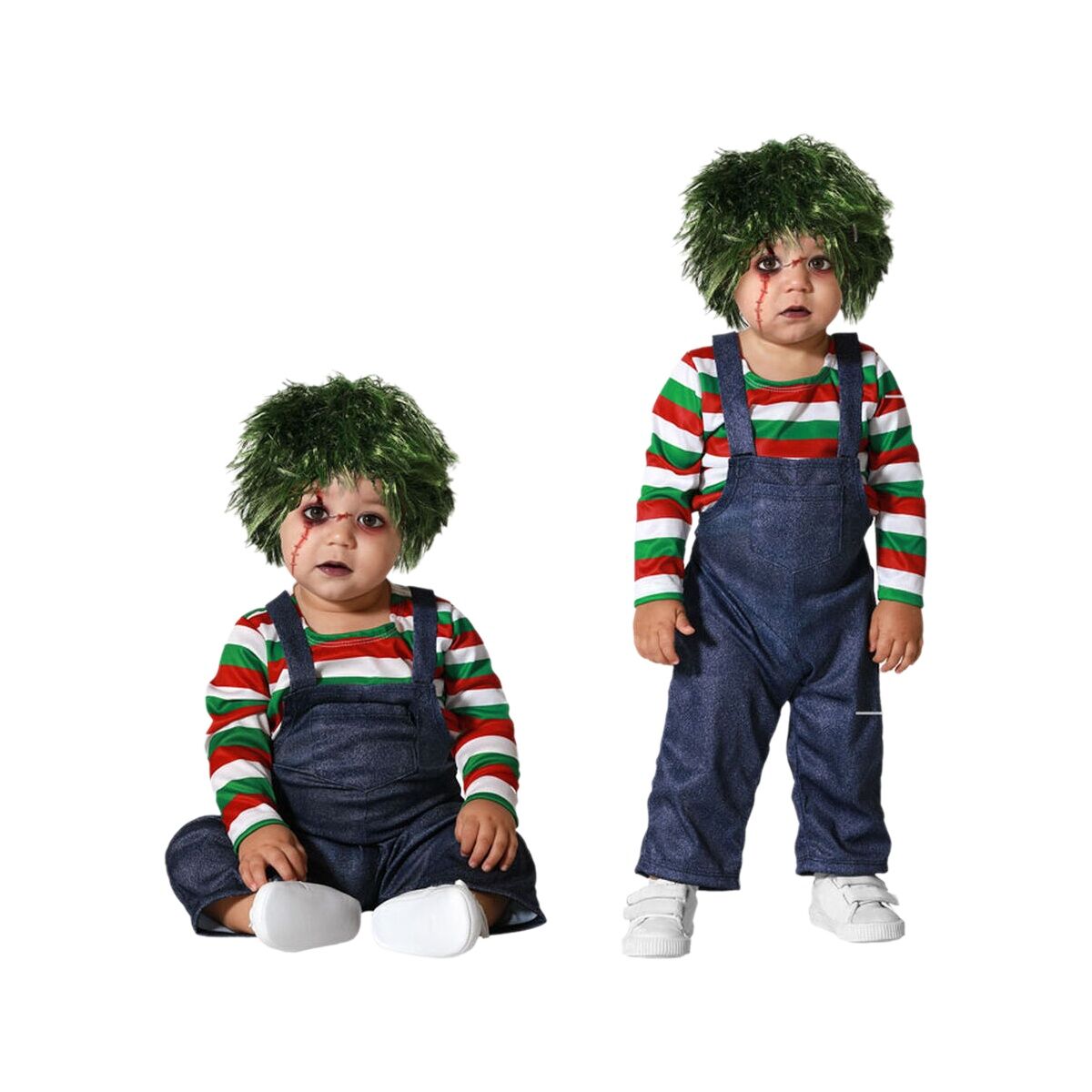 Ett litet barn sitter och står i en läskig baby-maskeraddräkt med randig tröja, hängselbyxor och en grön peruk.