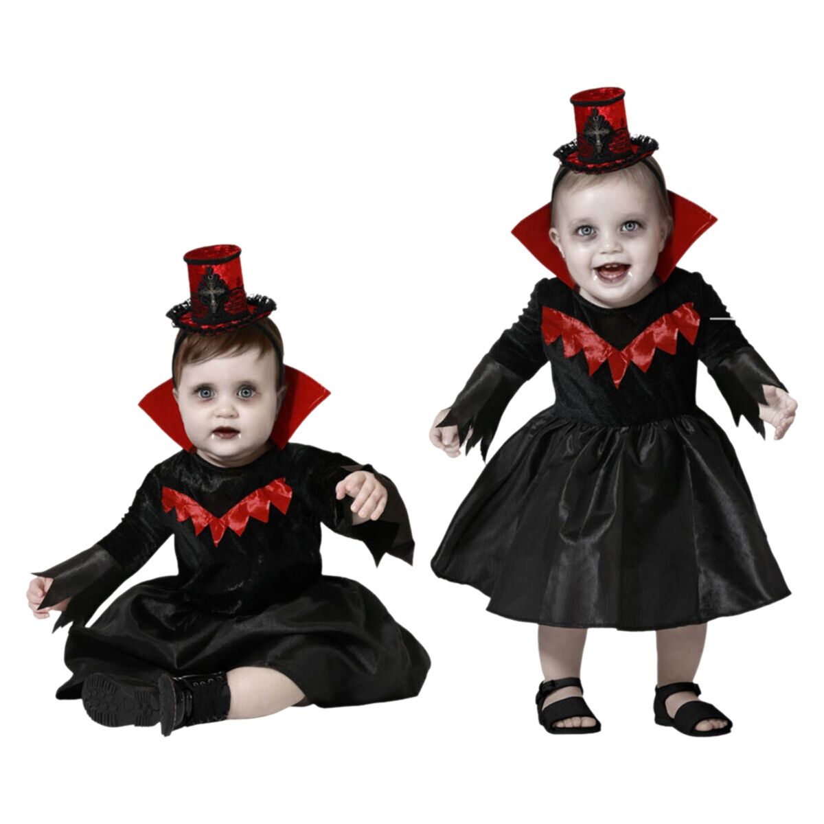 Två bebisar klädda i en söt vampyrdräkt med svart klänning, röd krage och en liten röd topphatt på ett pannband.