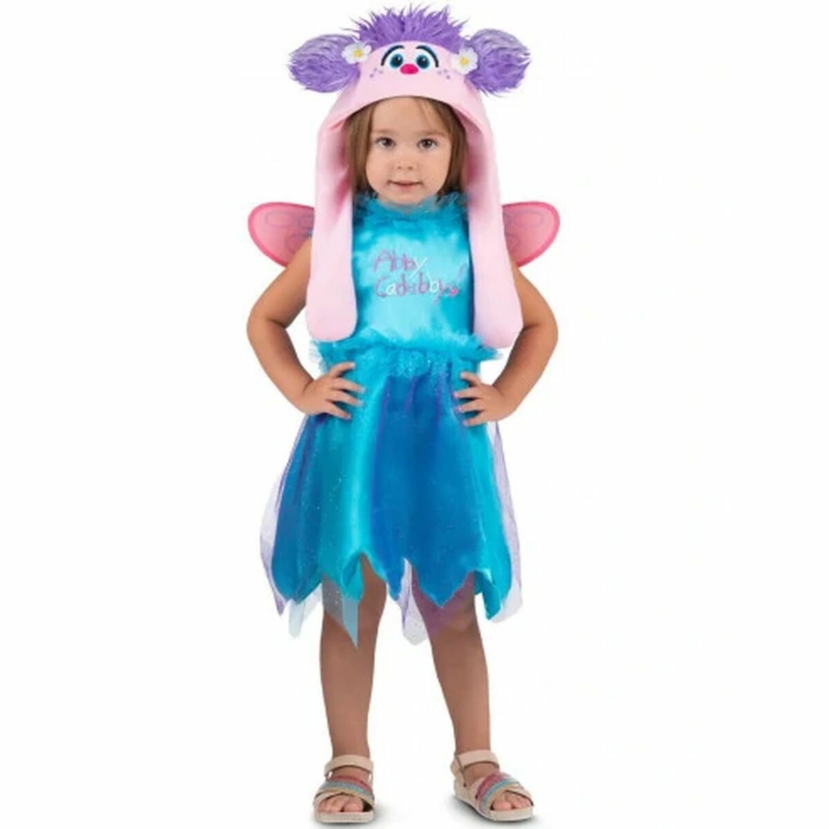 En liten flicka klädd i en magisk Abby Cadabby-dräkt med blå klänning och en rosa mössa med lila hår.