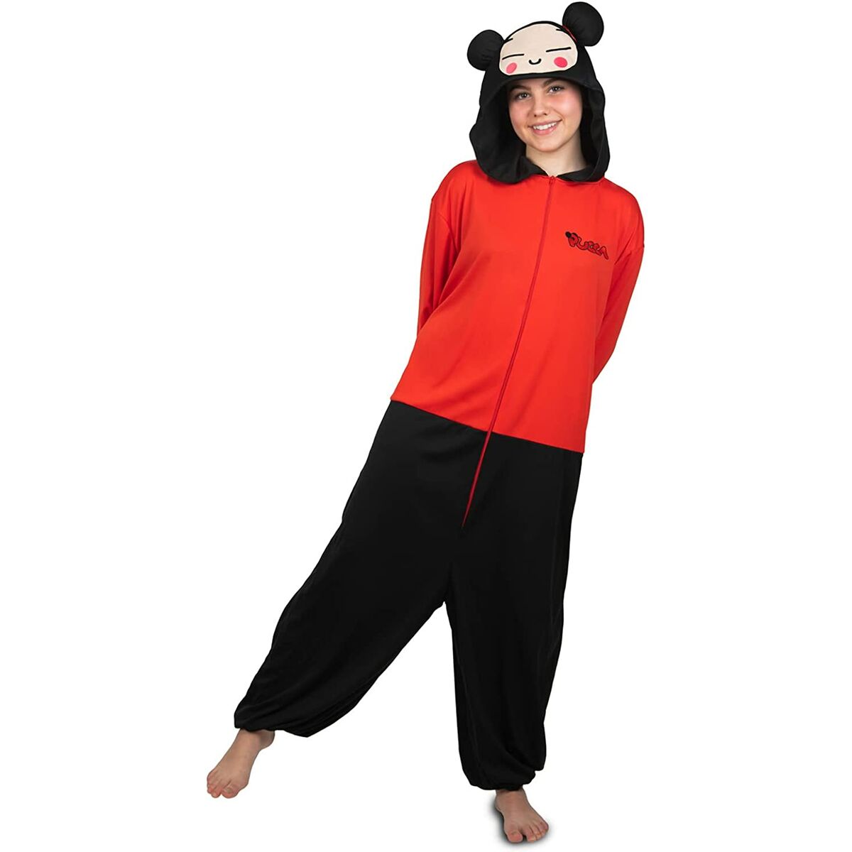 En glad ung person bär en röd och svart Pucca onesie med huva som har öron och ett ansikte.