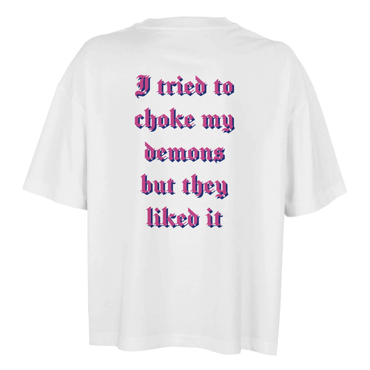 Vit oversized t-shirt sedd bakifrån med rosa och blå gotisk text: I tried to choke my demons but they liked it.
