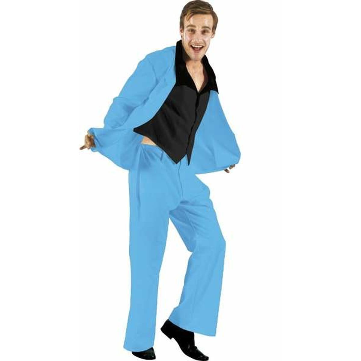 En man bär en kaxig babyblå discodräkt bestående av kavaj och utsvängda byxor i storlek XL, kombinerat med en svart skjorta och svarta skor.