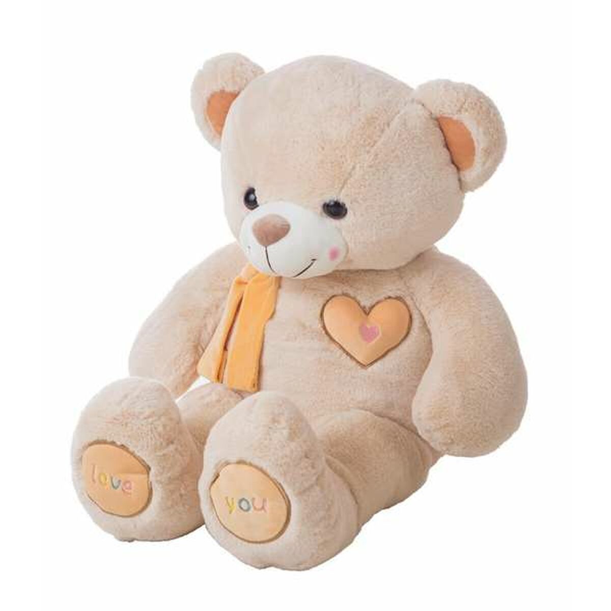 En stor sittande beige mjukisbjörn med en gul halsduk, ett broderat hjärta på bröstet och texten love you under fötterna mot en vit bakgrund.