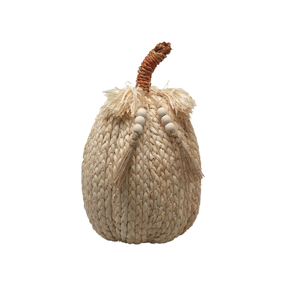 En hög, bohemisk pumpa gjord av flätade palmblad, dekorerad med träpärlor och en fransig krage.
