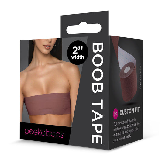 En produktförpackning för Peekaboos Boob Tape i en mörkbrun nyans som visas applicerad horisontellt på en modell.