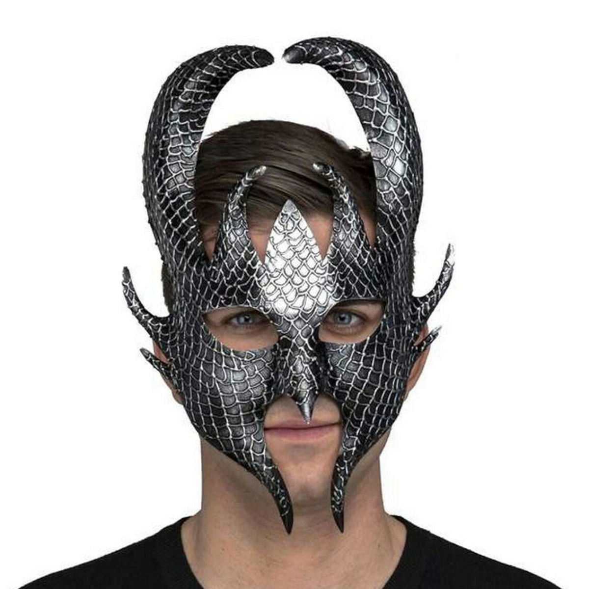 En man med blåa ögon bär en Brutal Silvrig Drakriddarmask med en textur som liknar drakfjäll och stora, böjda horn.