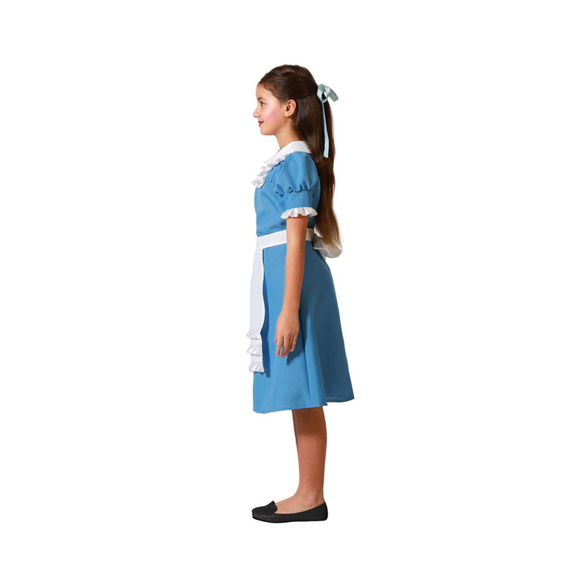 En flicka i profil, klädd i en klassisk blå och vit sagoprinsess-dräkt med ett vitt förkläde.