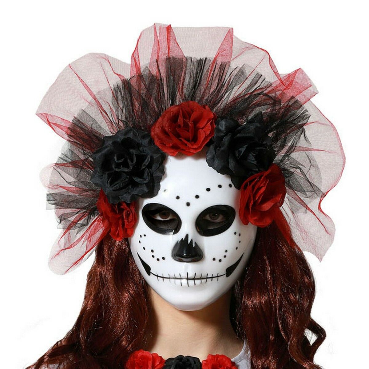 En kvinna bär en Elegant Day of the Dead Mask med svarta och röda rosor och en stor tyllslöja.
