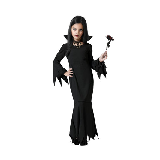 En flicka poserar i en elegant, lång svart halloweenklänning för barn med hög krage och utsvängda ärmar.