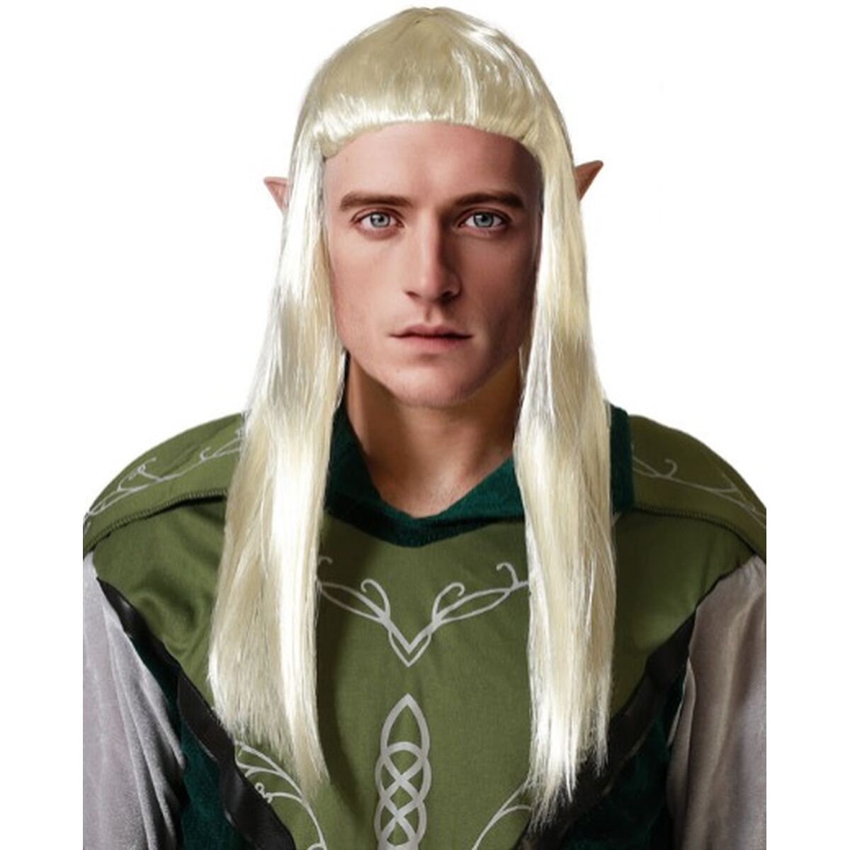 En man med spetsiga alvöron bär en lång, rak och ljusblond peruk med en kortare lugg, vilket ger en klassisk alv-look.