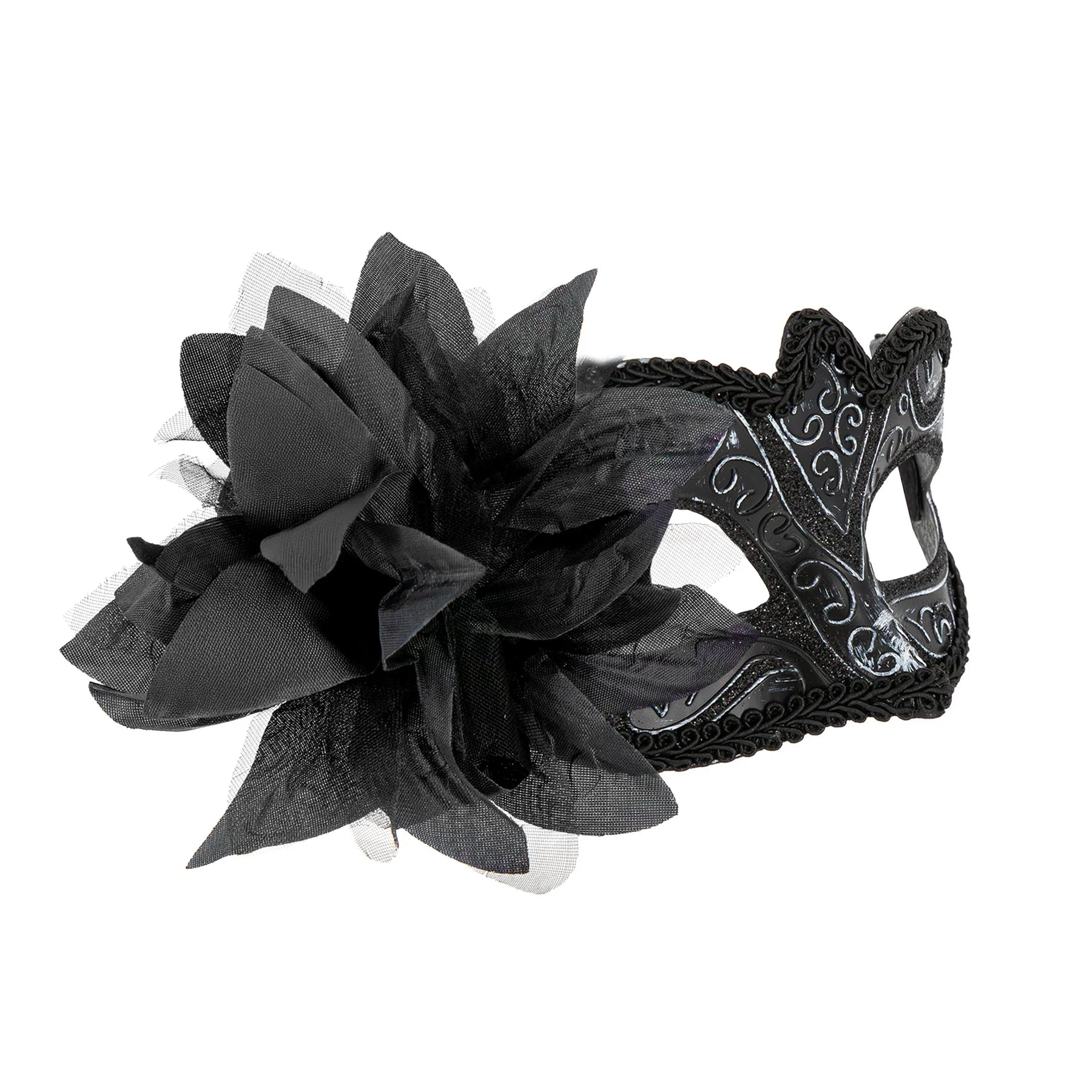 En svart carnival ögonmask med blank finish, dekorativa mönster och stor svart blomma visas snett mot vit bakgrund.