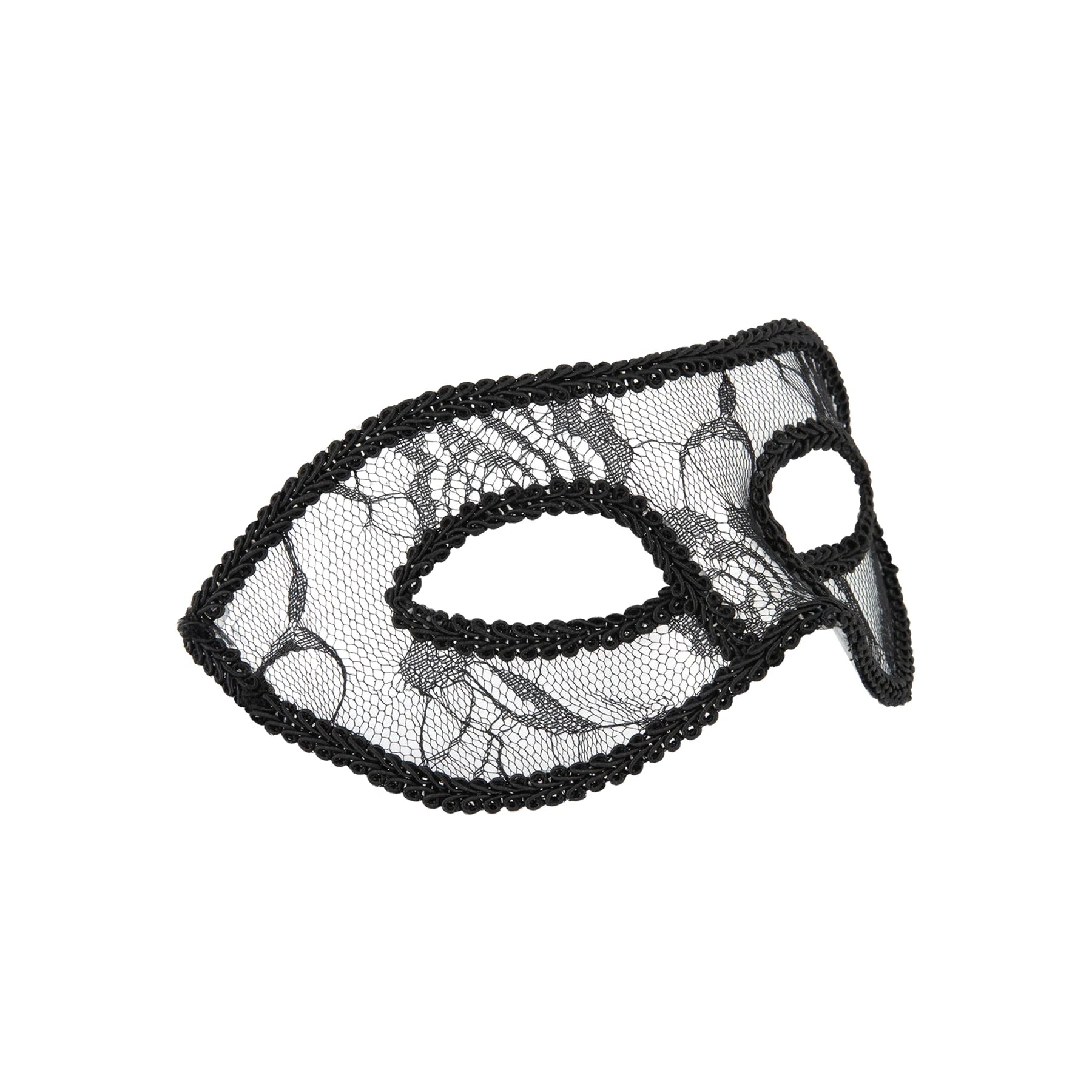 En svart carnival ögonmask med transparent spetsmönster, dekorativ kant och formad näsdel visas snett mot vit bakgrund.