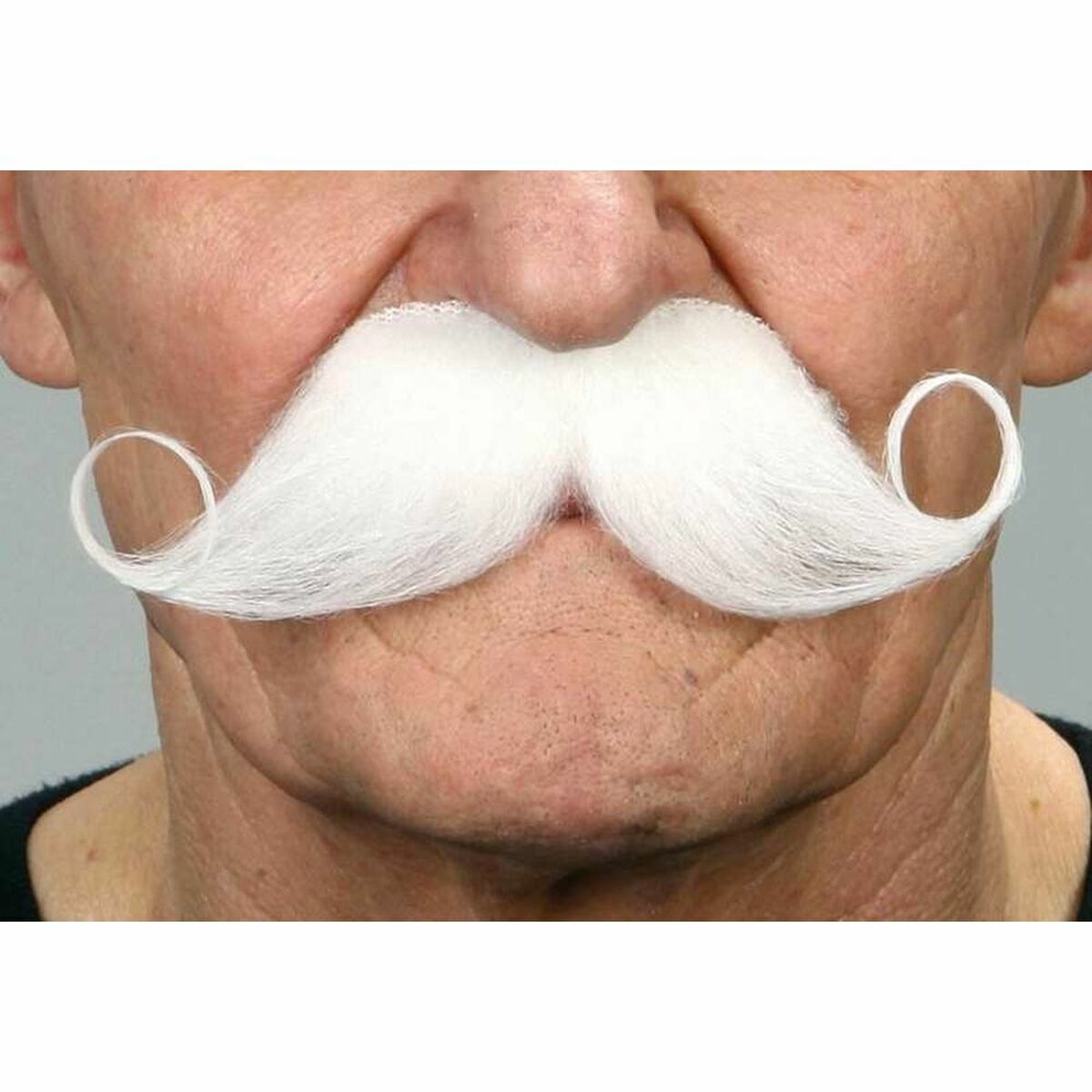 Närbild på en man som bär en elegant, vit aristokrat-lössmustasch med perfekt tvinnade lockar i ändarna, fotograferad i studio.