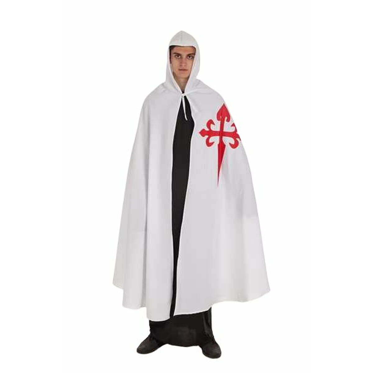 En man sedd framifrån, bär en lång, vit riddarmantel med huvan uppe och ett stort rött kors tryckt på bröstet.