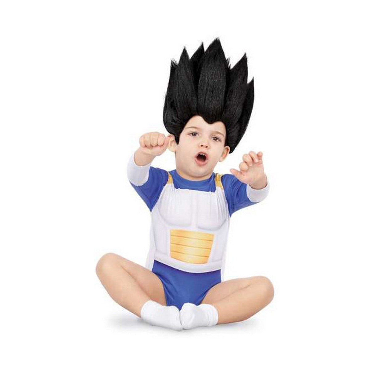 En bebis sitter och poserar i en komplett Episk Liten Vegeta Bebisdräkt, med en body med rustningstryck och en mjuk peruk-mössa.