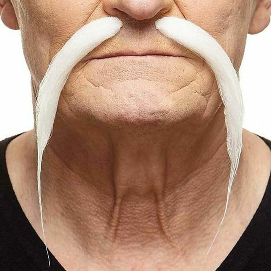 Närbild på en äldre mans haka där en lång, vit, svepande mustasch har fästs på vardera sida om överläppen.