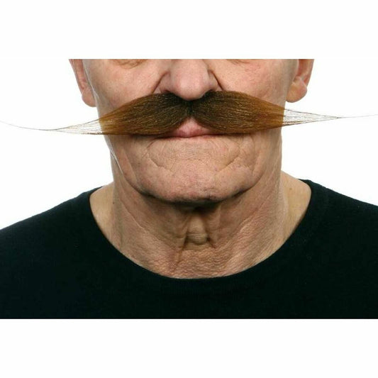 Närbild på en äldre mans ansikte som bär en mycket lång, kastanjefärgad mustasch med utåtvridna, spetsiga ändar.