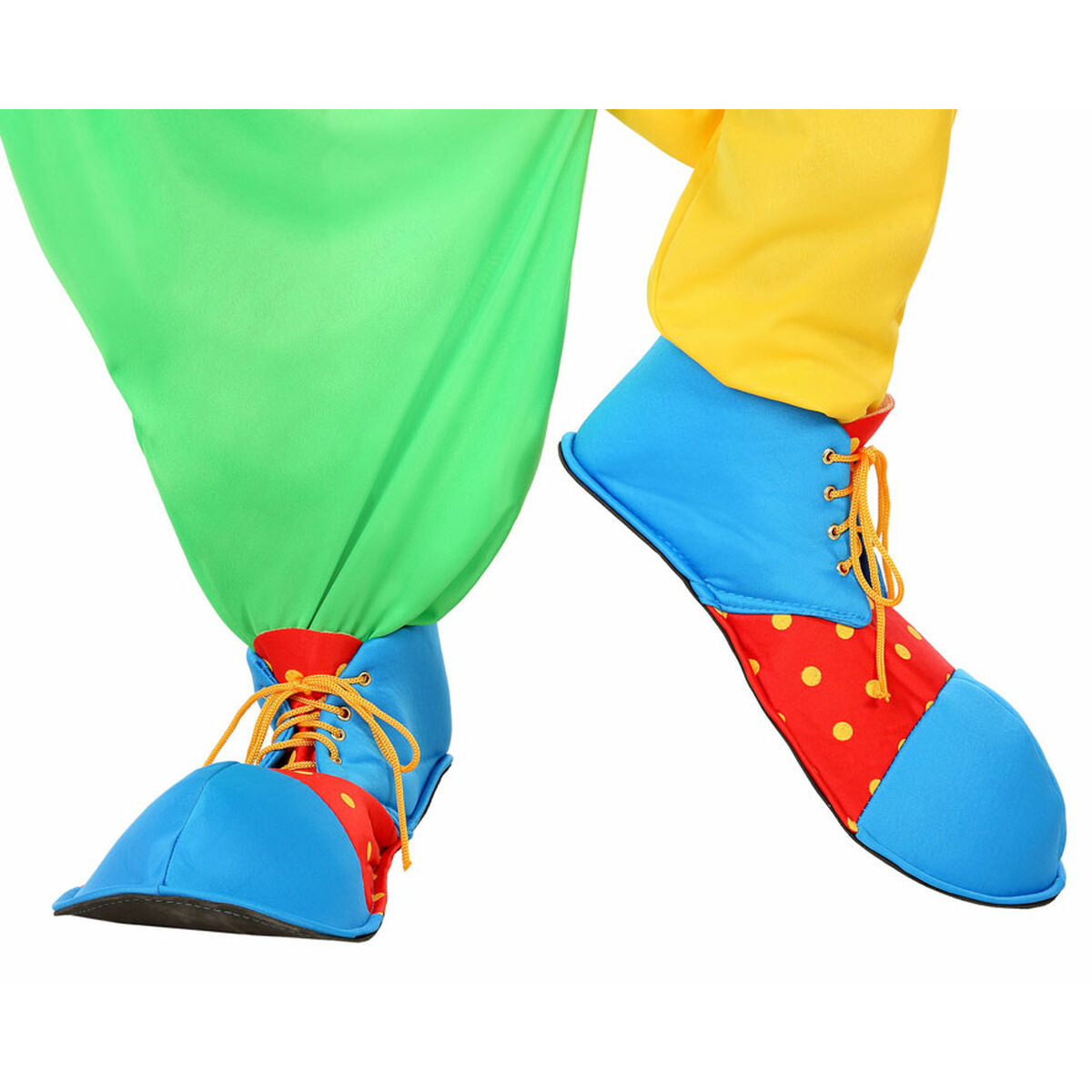 En person i clowndräkt bär ett par Färgglada Blå & Röda Clownskor med gula prickar.
