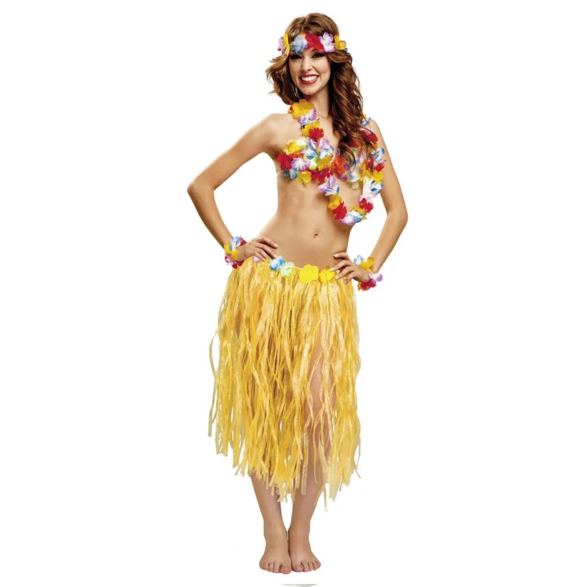 Kvinna iklädd en färgsprakande Hawaii Hula-dräkt med lång, fransig kjol i gult, matchande blomsterbehå, blomsterhalsband, huvudband och armband, poserande barfota.